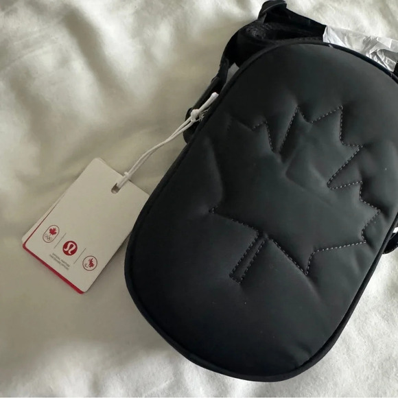 🆕 Lululemon Team Canada 22 Future Legacy Crossbody Bag Black - Picture 3 of 7